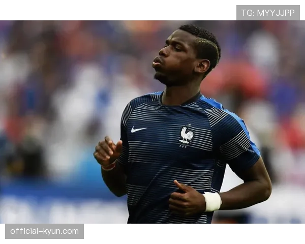 场边镜头：看台上的弗格森与温格并肩观战曼彻斯特德比